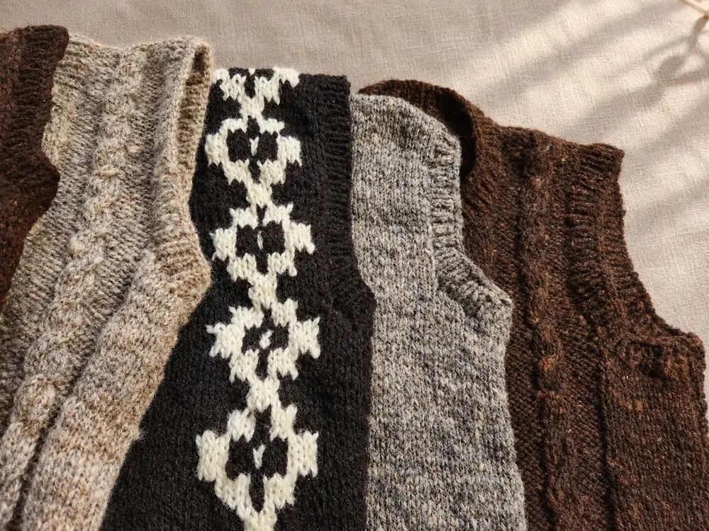 Cuatro chalecos con dibujos distintos: trenza, guarda pampa, liso y ochos